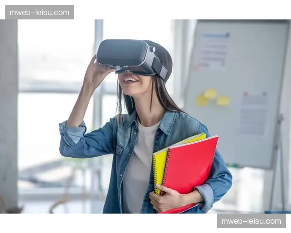 智慧头盔实时回传赛场第一视角，裁判判罚过程实现透明溯源